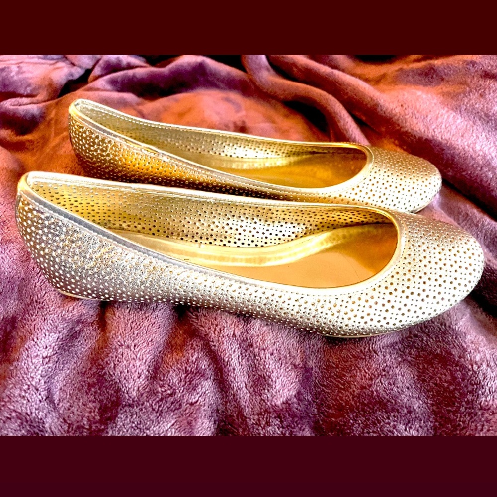KENNETH COLE REACTION Gold Flats